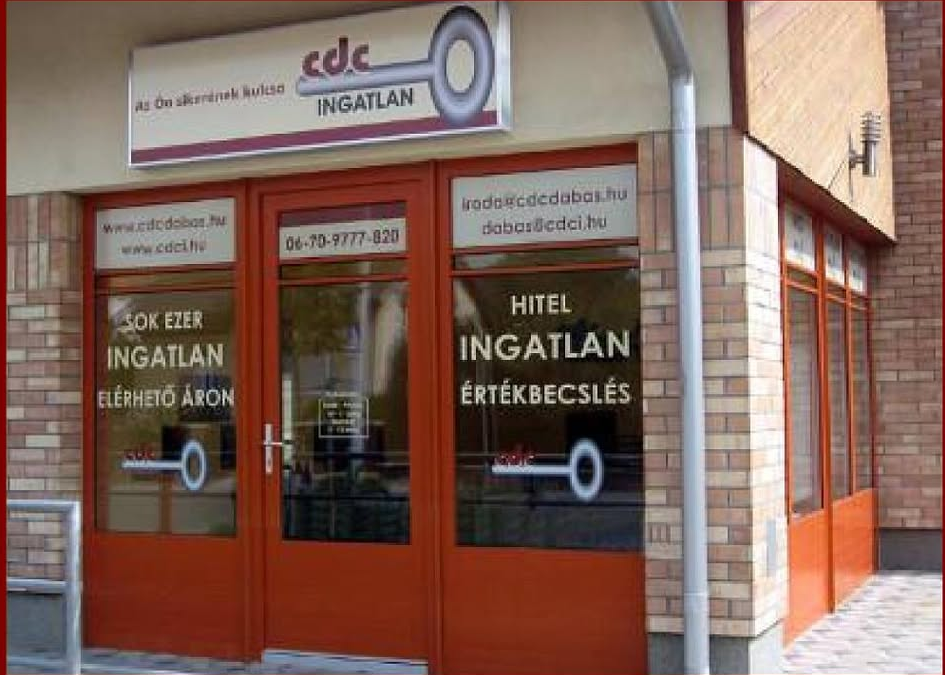A CDC Dabas Ingatlaniroda külső bejárata